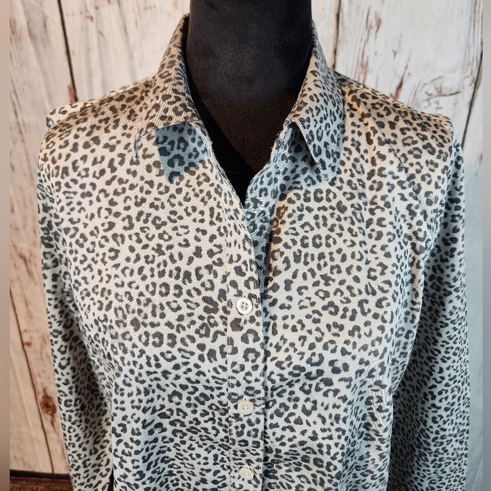 Chico's No-Iron Coolmax All Season Snow Leopard Print Button Down Shirt 0 4/6 - Picture 2 of 9